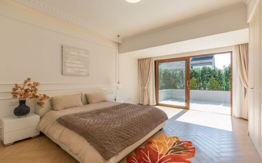 Hongqiao villa family residence with private garden