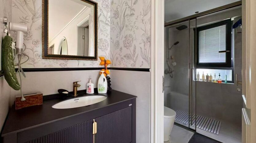 Master bathroom, Golden Luxury Garden apartment Gubei