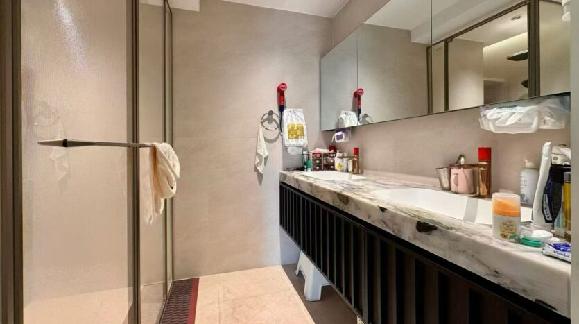 Master bathroom, Golden Luxury Garden apartment Gubei